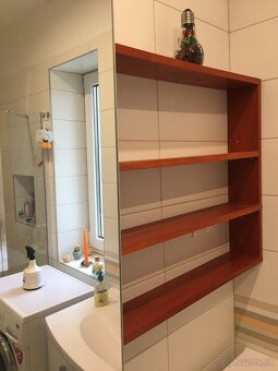 Zrkadlo 80 x 80 položené na kolajničkách na drevenej skrinke - 5
