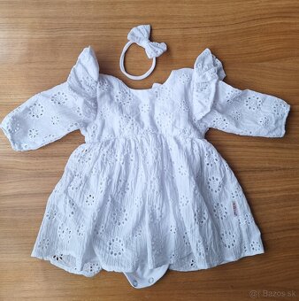 Biele šaty s volánikmi a čelenkou - 5