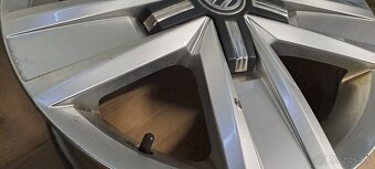 Predám 4ks originál alu disky Vw Transporter T5-6-17" - 5