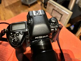 35mm zrkadlovka Nikon F5 s objektívom Nikkor 35-70 f2.8 - 5
