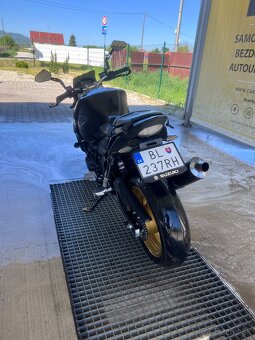 Suzuki GSR 750 - 5
