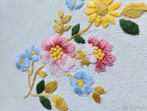 Krásny jemný obrus s kyticami kvietkov - modré, žlté a ružov - 5