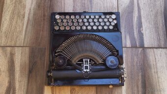 Prodám americký starožitní psací stroj Remington Portable . - 5