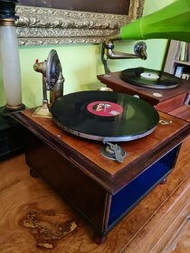 Historicky gramofon na kluku 1920 - 1930 - 5