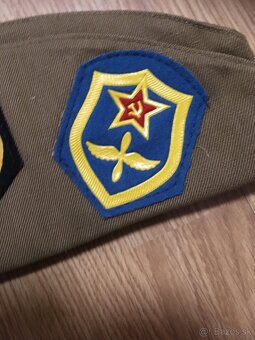 Sovietska lodička s vojenskými nášivkami a odznakmi - 5