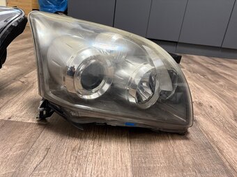 Predné svetlá Toyota Avensis kombi - 5