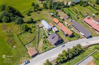 Veľkorysý pozemok so starším domom a garážou - 5