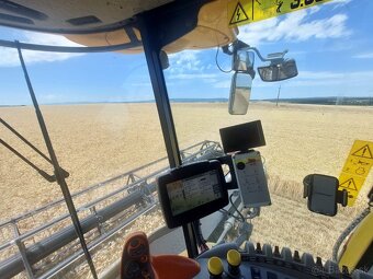 Kombajn New Holland CR9080 - 5