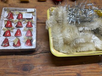 Sklenené ozdoby a kovové zvončeky. - 5