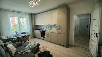 NADŠTANDARDNE NOVO ZREKONŠTRUOVANÝ 3 IZB. BYT S BALKÓNOM - O - 5