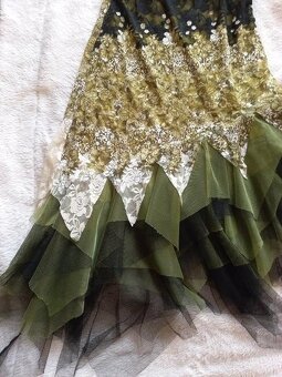 Šaty z vyšívaného tylu - 5