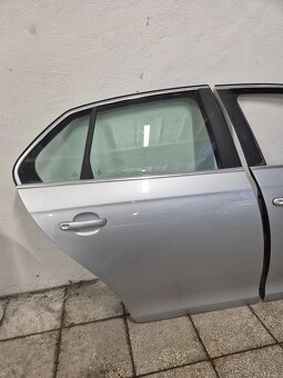 Predám dvere na Volkswagen Jetta mk5 STRIEBORNE - 5