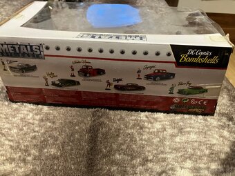 Jada DC Comics Bombshells: Batgirl & 1957 Chevy Corvette - 5