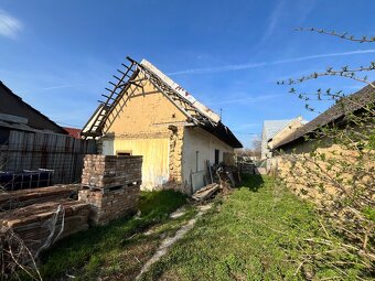PREDAJ pozemok so starším domom, Ostrov - 5