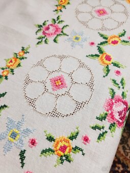 Nádherný biely bohato zdobený obrus, posiaty ružovými a žltý - 5