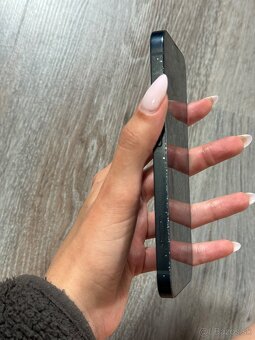 Predám IPhone 13 256GB midnight - 5