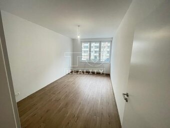 PREDANÝ - 3 IZBOVÝ BYT VO VYHĽADÁVANEJ LOKALITE - ZELENÉ... - 5