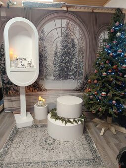 Drevené rekvizity, paravany a pódia.
 - 5