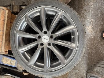 Predam komplet kolesa 235/40r19 5x114,3 et40 - 5