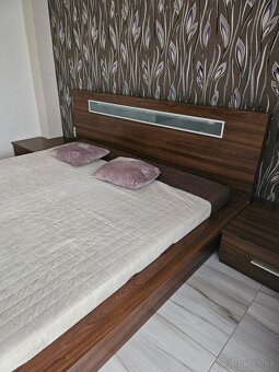 Manželská posteľ s úložným priestorom - 5