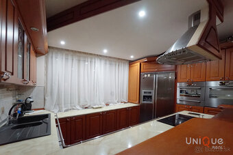 Na predaj kompletne zariadený rodinný dom s bazénom - 5