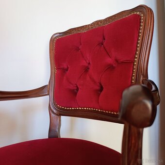 ŠTÝLOVÁ ZOSTAVA – 2 kreslá + stolík, retro čalúnenie - 5