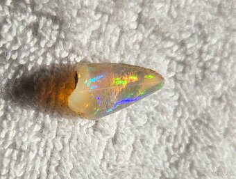 Priehľadný medový drahý opál s veľmi výraznou farbohrou - 5