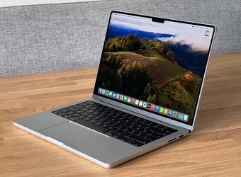 14" MacBook Pro – strieborný z roku 7.2024 - 5
