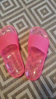 DKNY plážová osuška+šlapky - 5