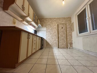 Ponúkam Vám na predaj 2 izbový byt v Leviciach. - 5