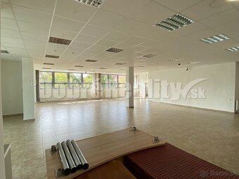 Na prenájom pekný obchodný priestor o rozlohe 250m2 v Rimav - 5