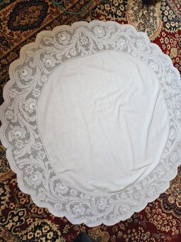 Krásny biely kruhový obrus s bohatou 20cm krajkou - ťahaná n - 5