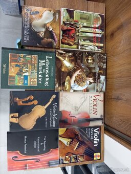 Knihy, husle a nástroje. - 5