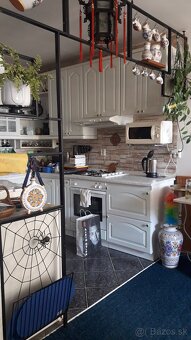 Veľa modranskej keramiky s policou - 5