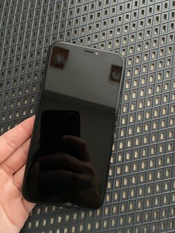 iPhone xr , Samsung - 5