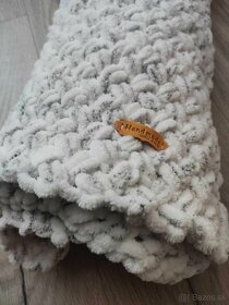 NOVÁ Melírovaná biela deka z Alize Puffy Fine - 5