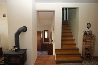 Rodinný dom s garážou a veľkým pozemkom na predaj - 5