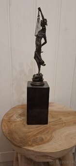 Justice bronz socha - 5