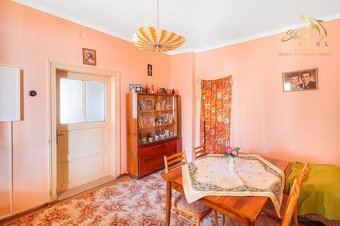 Na predaj 6-izbový rodinný dom s veľkým pozemkom v Komjatici - 5