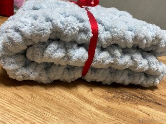 Háčkovaná sivá deka z jemnej eco vlny - 5