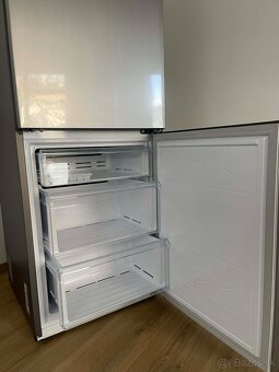 Moderná a takmer nová chladnička Samsung RB34C600CSA/EF - 5