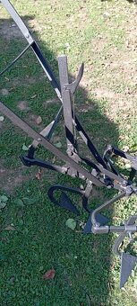 Starý kovový pluh 2 - 5