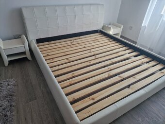 Predám manželskú posteľ s matracmi a dva nočné stolíky. - 5