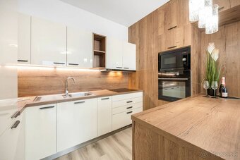 REZERVOVANÉ : Elegantný 2-izbový byt v projekte SLNEČNICE, F - 5