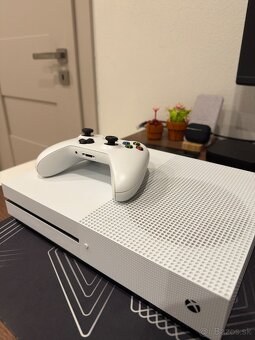 🎮 Xbox One S 1TB s SSD, 2 ovládače, FIFA 23, stojan – TOP s - 5