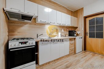 Na Predaj - priestranný 3-izbový byt (84 m²) s balkónom - Če - 5