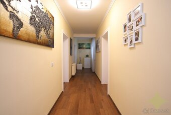 Harmonický rodinný dom s vkusne upraveným pozemkom, jazierko - 5