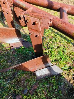 Predám starší robustný pluh - trojak - 5