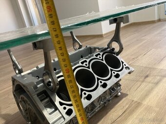 Unikátny stolík z bloku V8 - 5