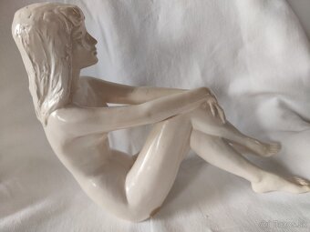 Soška akt Nahá dáma- značeno Jihokera- top stav - 5